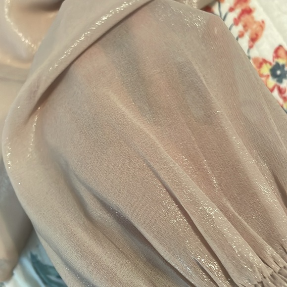 Adelyn Rae Blush champagne colored metallic silky peplum top m - Picture 6 of 7